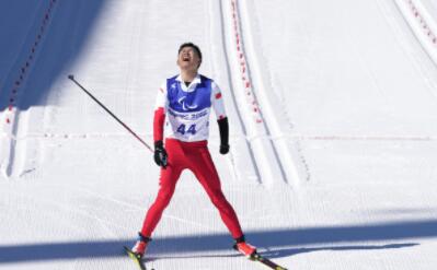 中国选手夺得冬残奥会越野滑雪男子20公里（传统技术）站姿组银、铜牌
