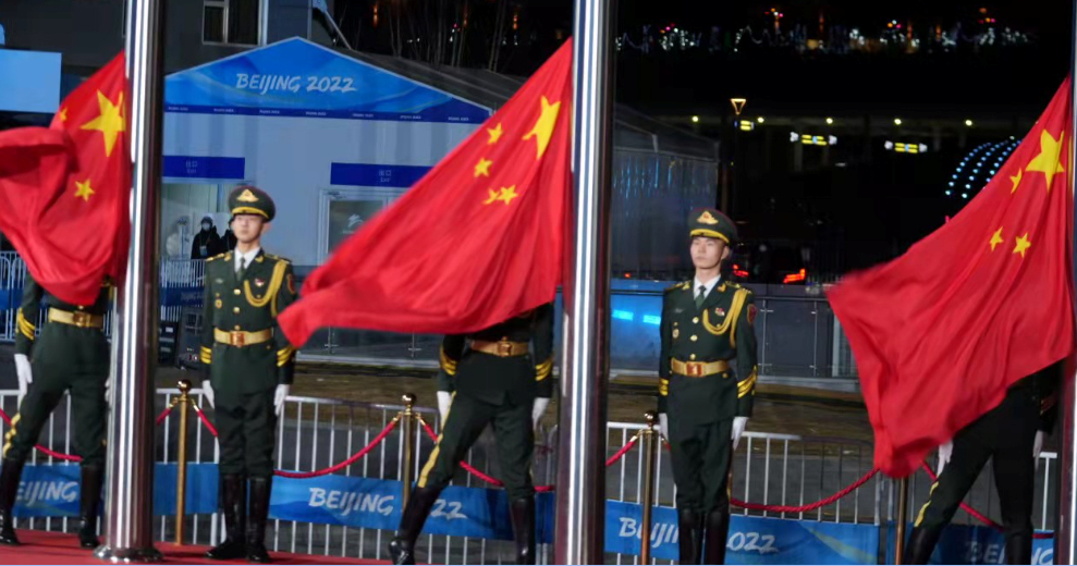 今晚三面五星红旗同时升起！