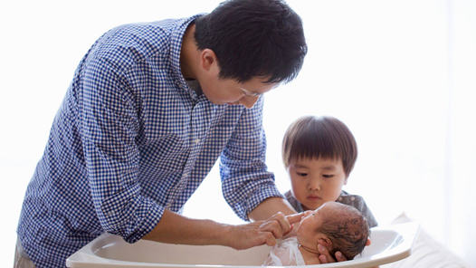 直通两会：鼓励男性陪妻子休产假