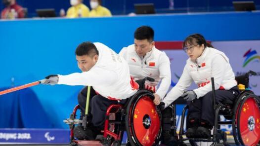 中国代表团轮椅冰壶队——展现团体项目的魅力