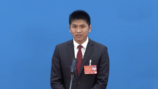 李洪亮代表：把青春的汗水挥洒在希望的田野上