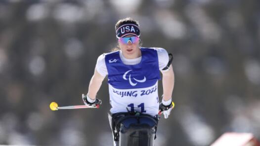 美国选手获得冬季两项女子10公里（坐姿组）金牌