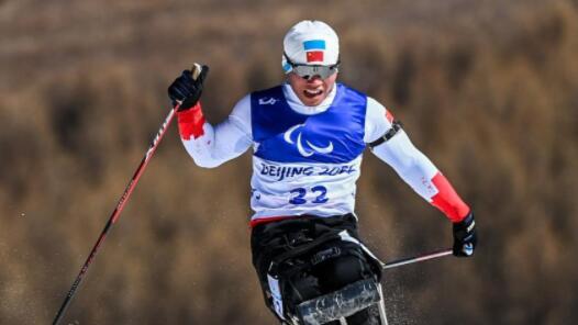 刘梦涛获得冬季两项男子10公里（坐姿组）金牌