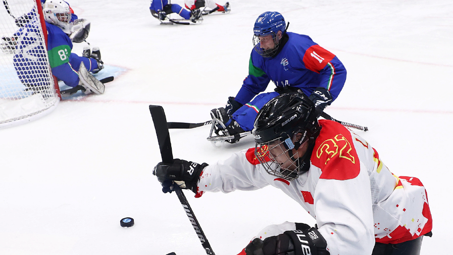 残奥冰球中国队三连胜！