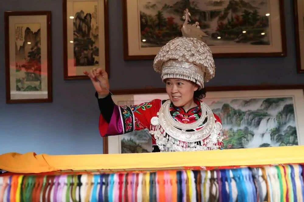 两会“开箱”丨绣娘李绍玉：携九米苗绣长卷来京 让世界看见我的非遗梦