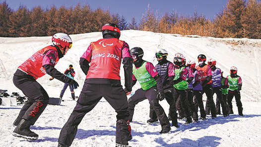 北京冬残奥会点燃残疾人参与冰雪运动热情