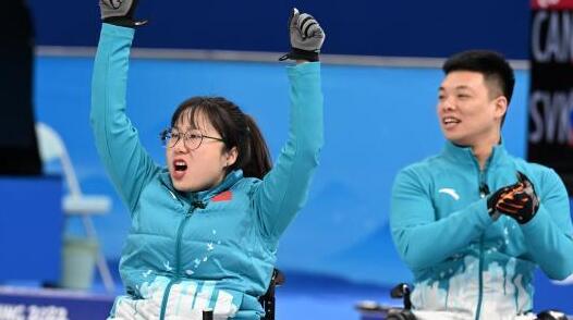 北京冬残奥会轮椅冰壶循环赛：中国队战胜美国队