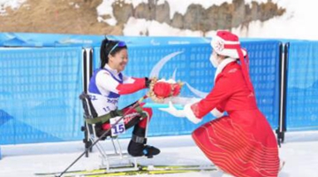 中国选手杨洪琼获得残奥越野滑雪女子短距离（坐姿）冠军