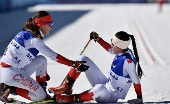 加拿大选手获得越野滑雪女子短距离（自由技术）站姿组金牌