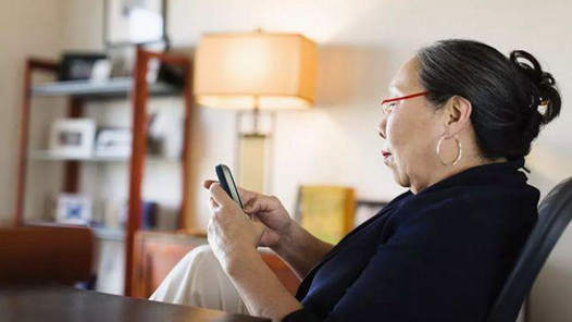 防范老年人沉迷网络 服务增量比“供给限量”重要