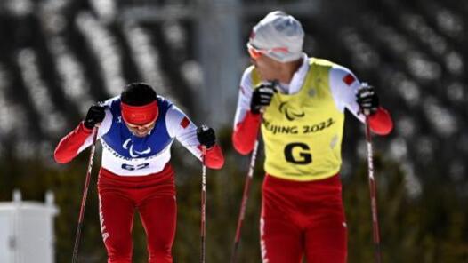 协力面对挑战 赛场更添温馨