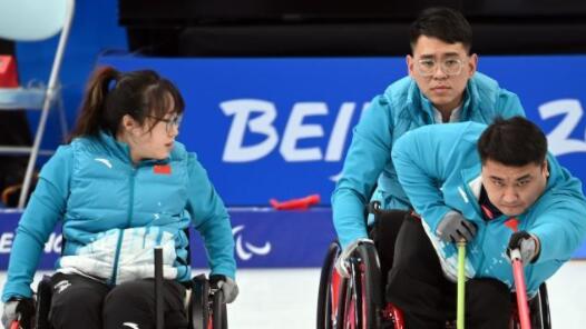 中国轮椅冰壶队提前晋级四强