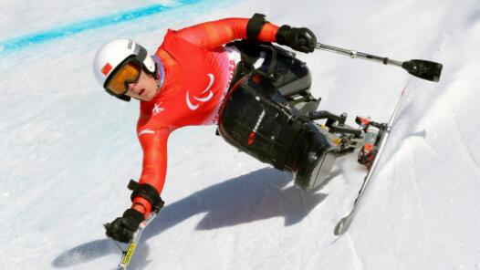 梁子路获得高山滑雪男子大回转（坐姿组）铜牌