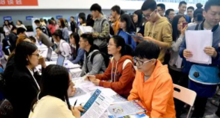 两会青年问答|大学生就业怎么选领域看前景，李稻葵的建议干货送给你