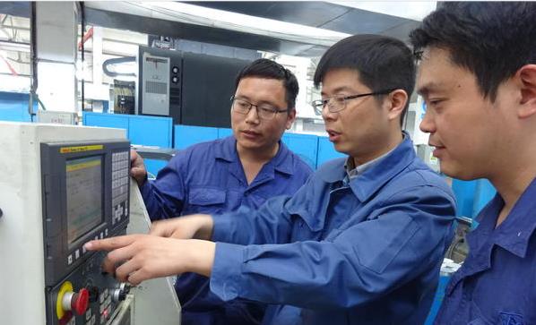 【两会声音】全国人大代表胡中辉：这些劳模工匠才是我们该追的“星”！