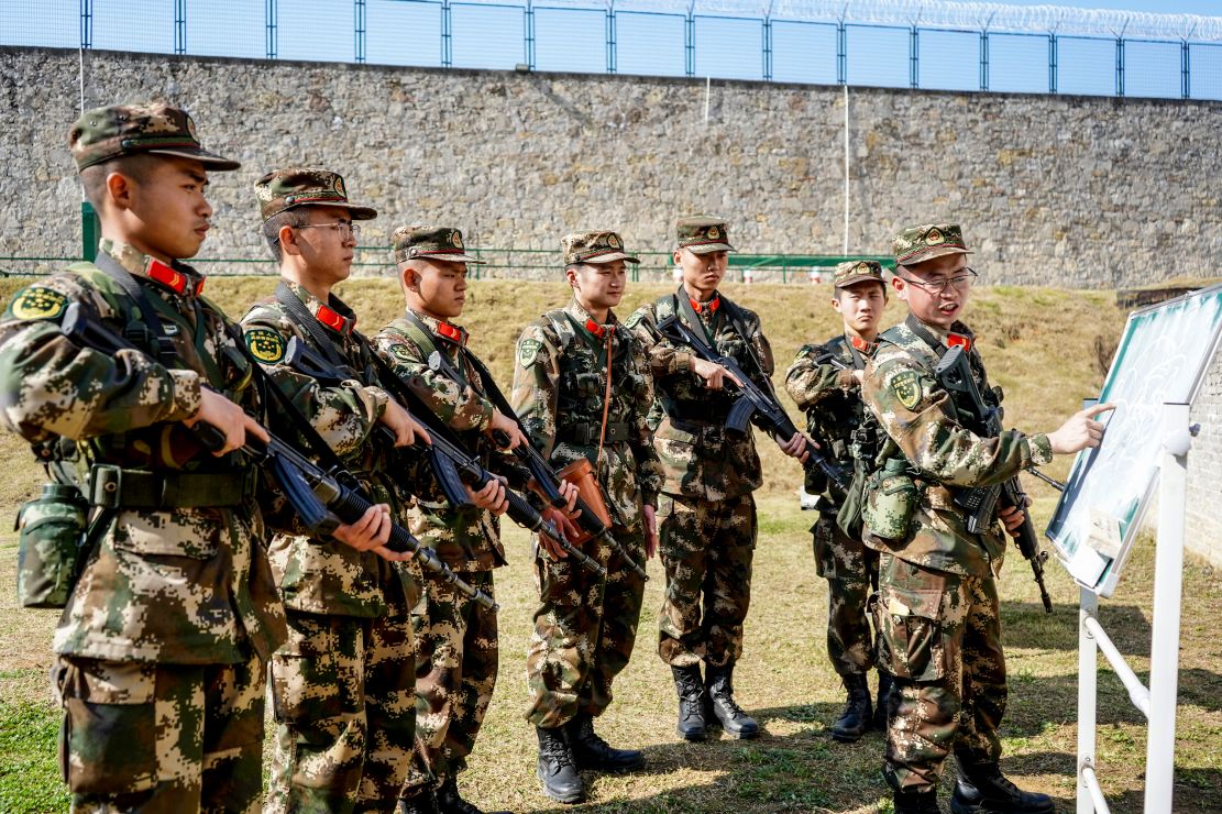 武警官兵开展班组战术训练提升打赢能力