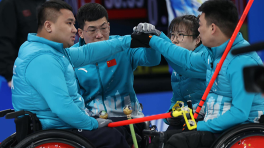 中国轮椅冰壶队晋级决赛