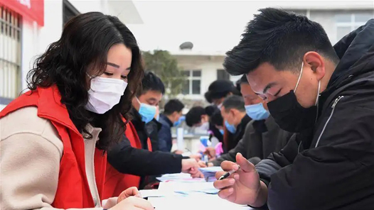 代表委员呼吁制定反就业歧视法 清除求职“拦路虎”