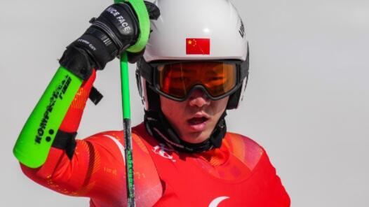 梁景怡夺得高山滑雪男子回转（站姿组）银牌