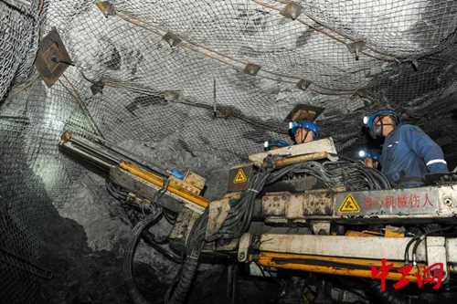 据悉,液压锚杆钻车在该矿投用后,破解了多年来困扰矿井开掘生产的支护