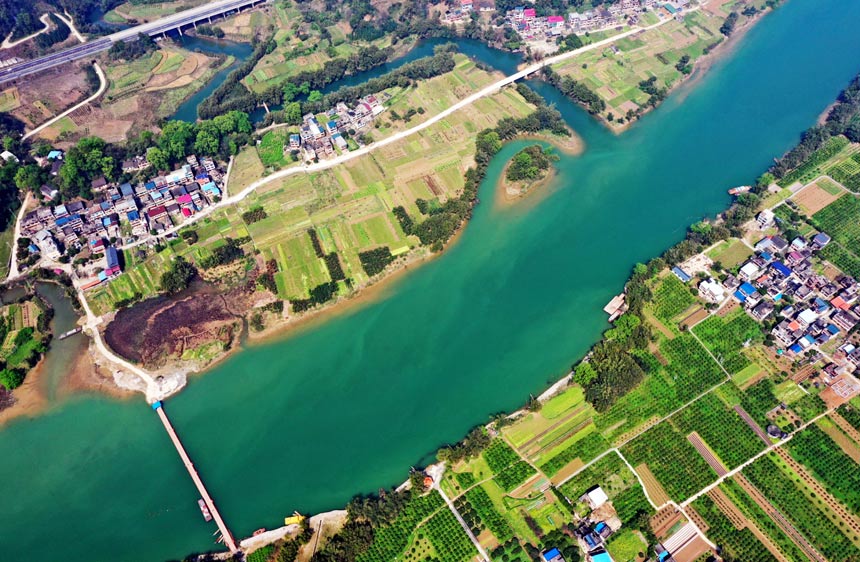 河水、田野、村庄相映成趣。