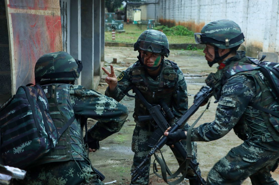 准备突击抓捕"逃犯"武警官兵突入房屋内抓捕"逃犯"