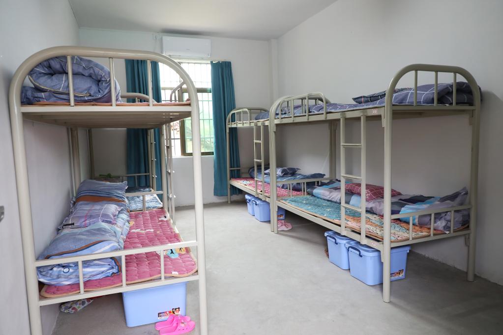 新华社报道10天后这群山区孩子从板房教室搬进了新校园