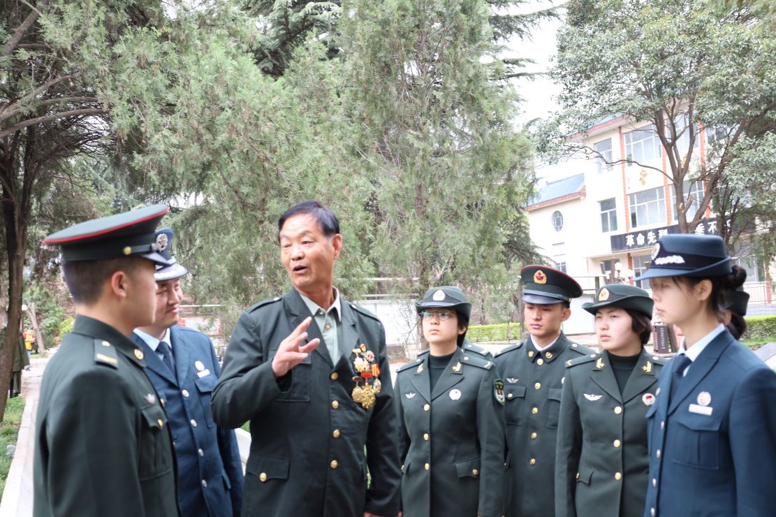 是首位骑兵队长;烈士王银生,是电影《智取华山》的原型……"守墓老人