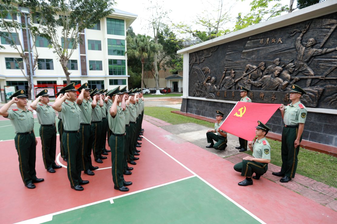 海南三亚武警官兵开展网上祭英烈主题活动