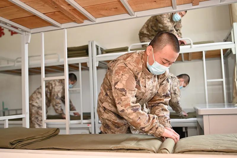 一切都有条不紊进行着整理内务,洗漱崭新的一天就这样开始了伴着起床