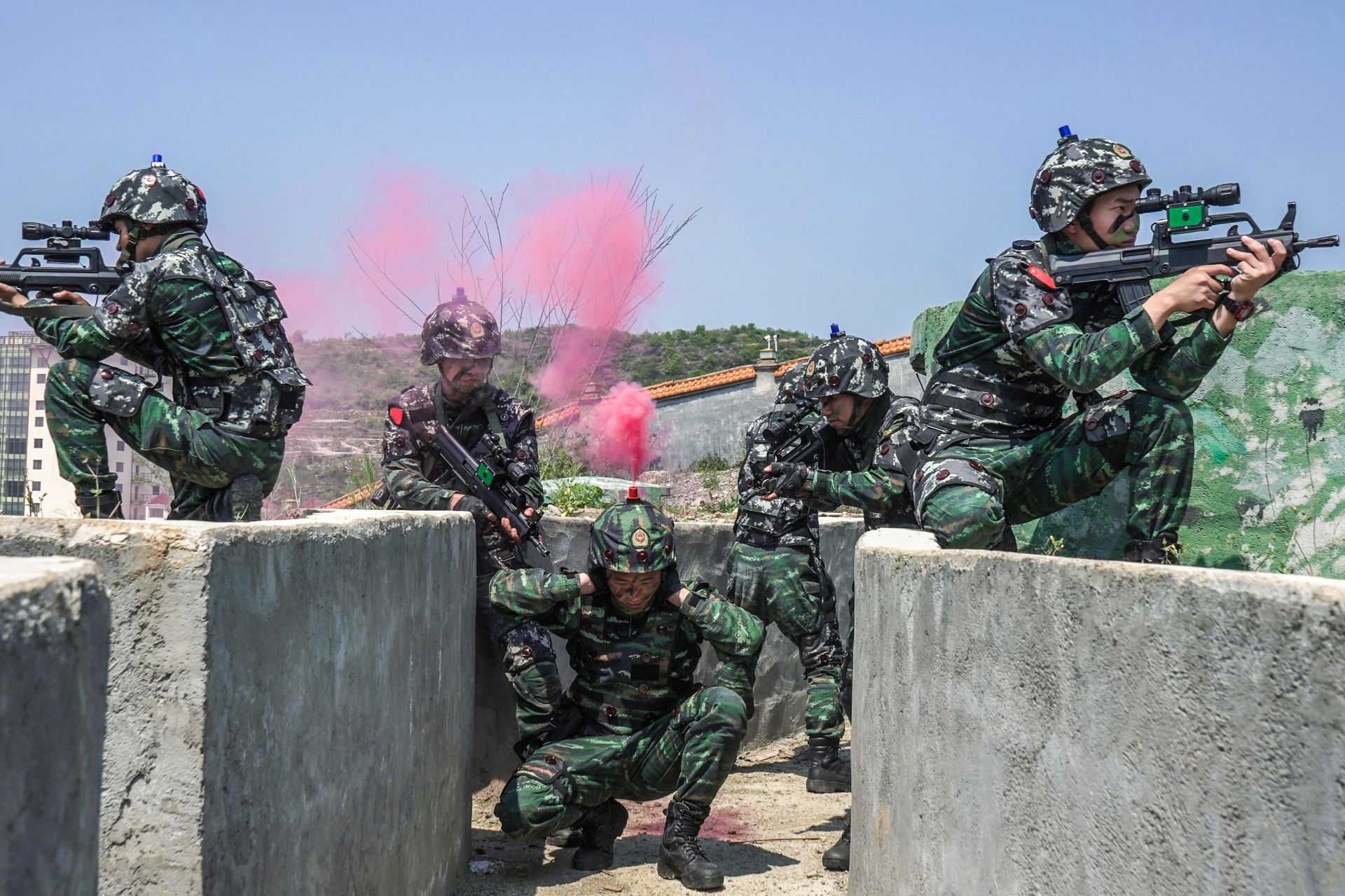 蓝两大阵营,全副武装列队待命,利用激光对抗系统展开红蓝对抗演练