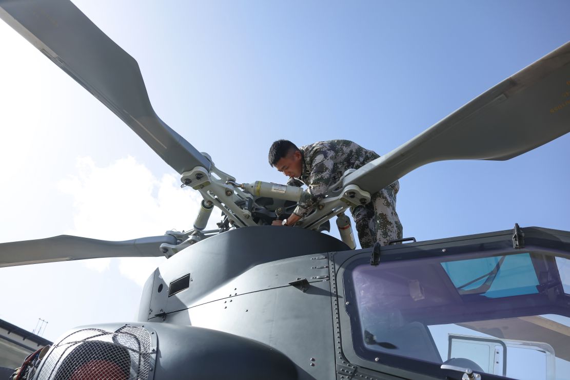 机务兵守护战鹰高飞远航