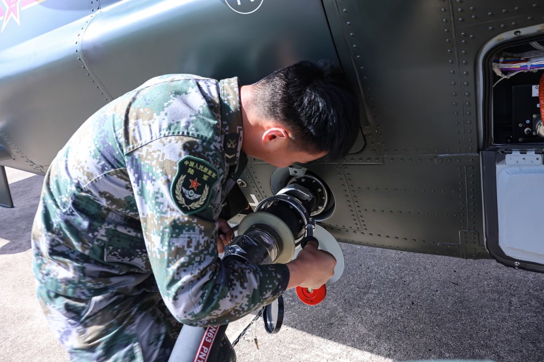 机务兵守护战鹰高飞远航