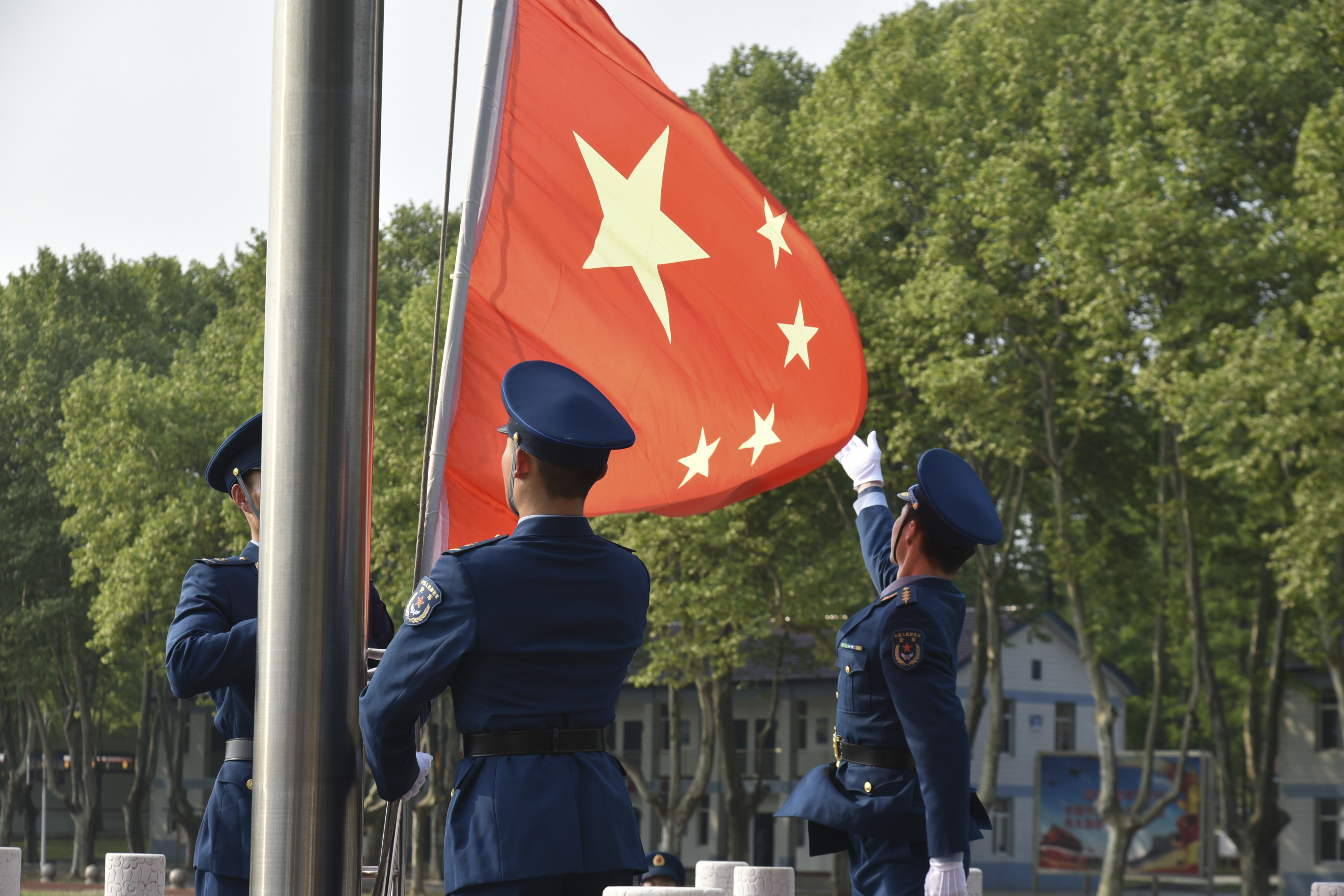 "随着一声令下,全体官兵向国旗敬上庄严的军礼