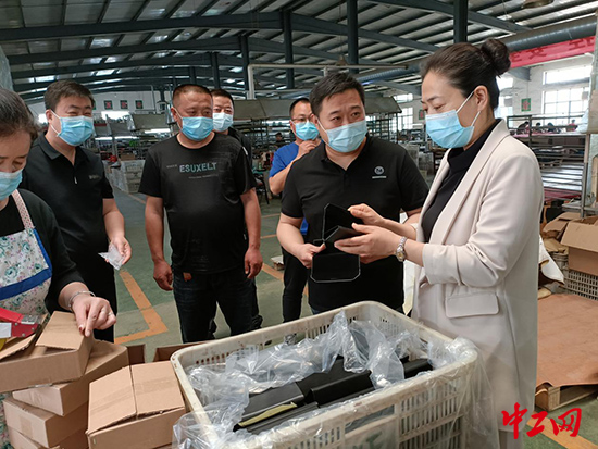 邢台市新河县领导实地调研眼镜盒制造企业发展情况