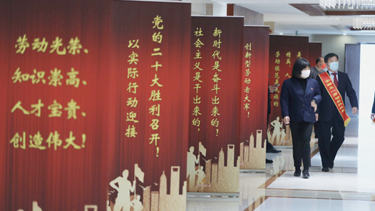 习近平总书记的贺信在广大职工群众中引发热烈反响，大家纷纷表示：勤学苦练深入钻研，勇于创新敢为人先