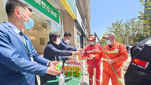 暖心驿站为户外劳动者送上特别礼物