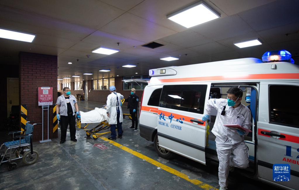 5月2日,在北京朝阳医院急诊科外,救护车运送来一名患者,医护人员立刻