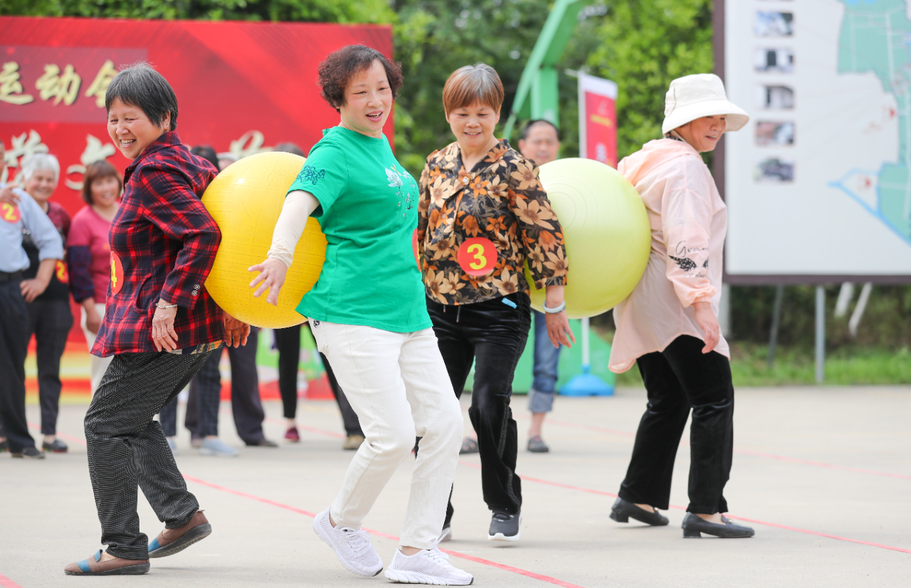 老年趣味运动会乐享浓浓邻里情