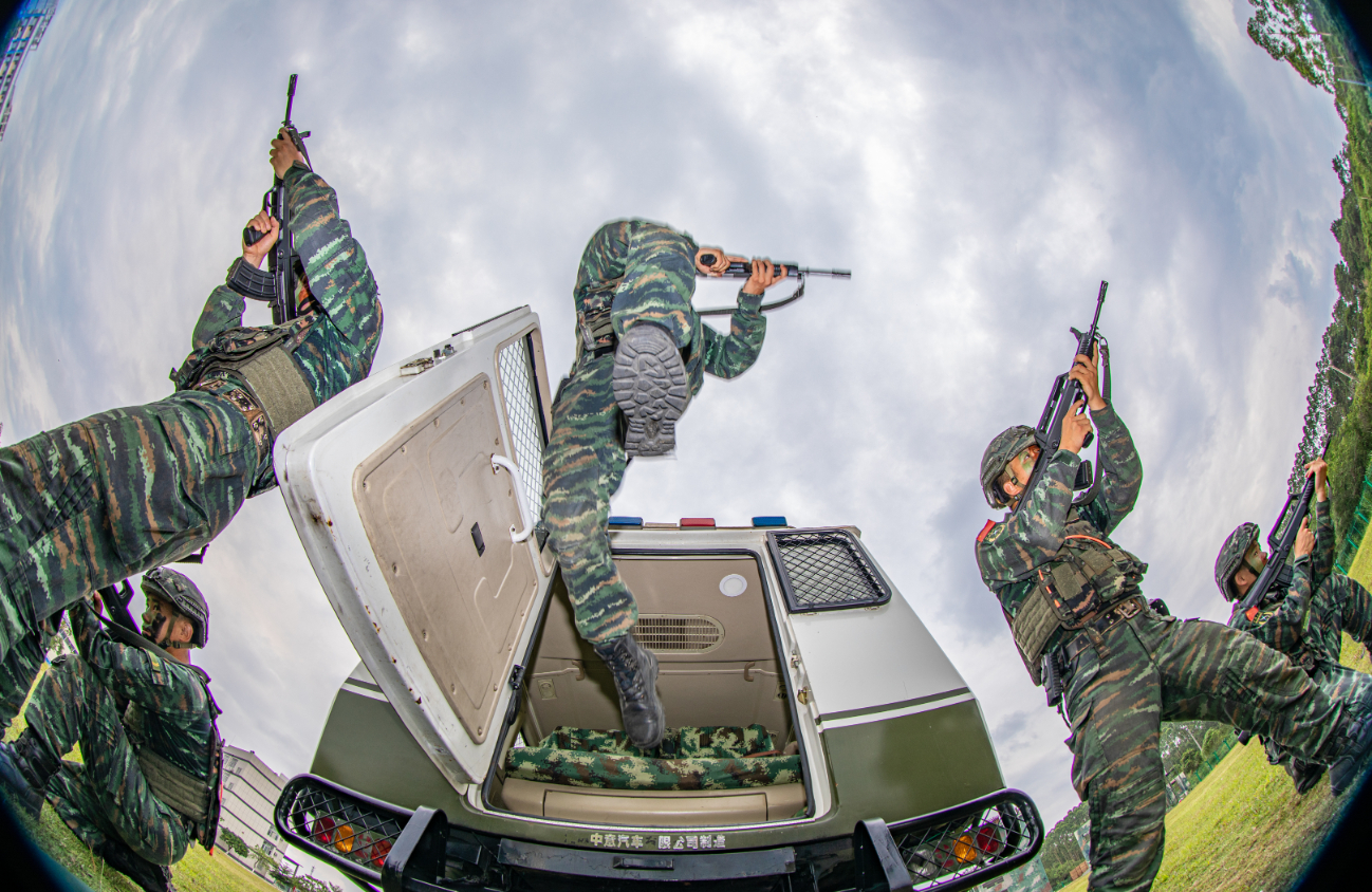 闪电出击反恐在密林深处打响