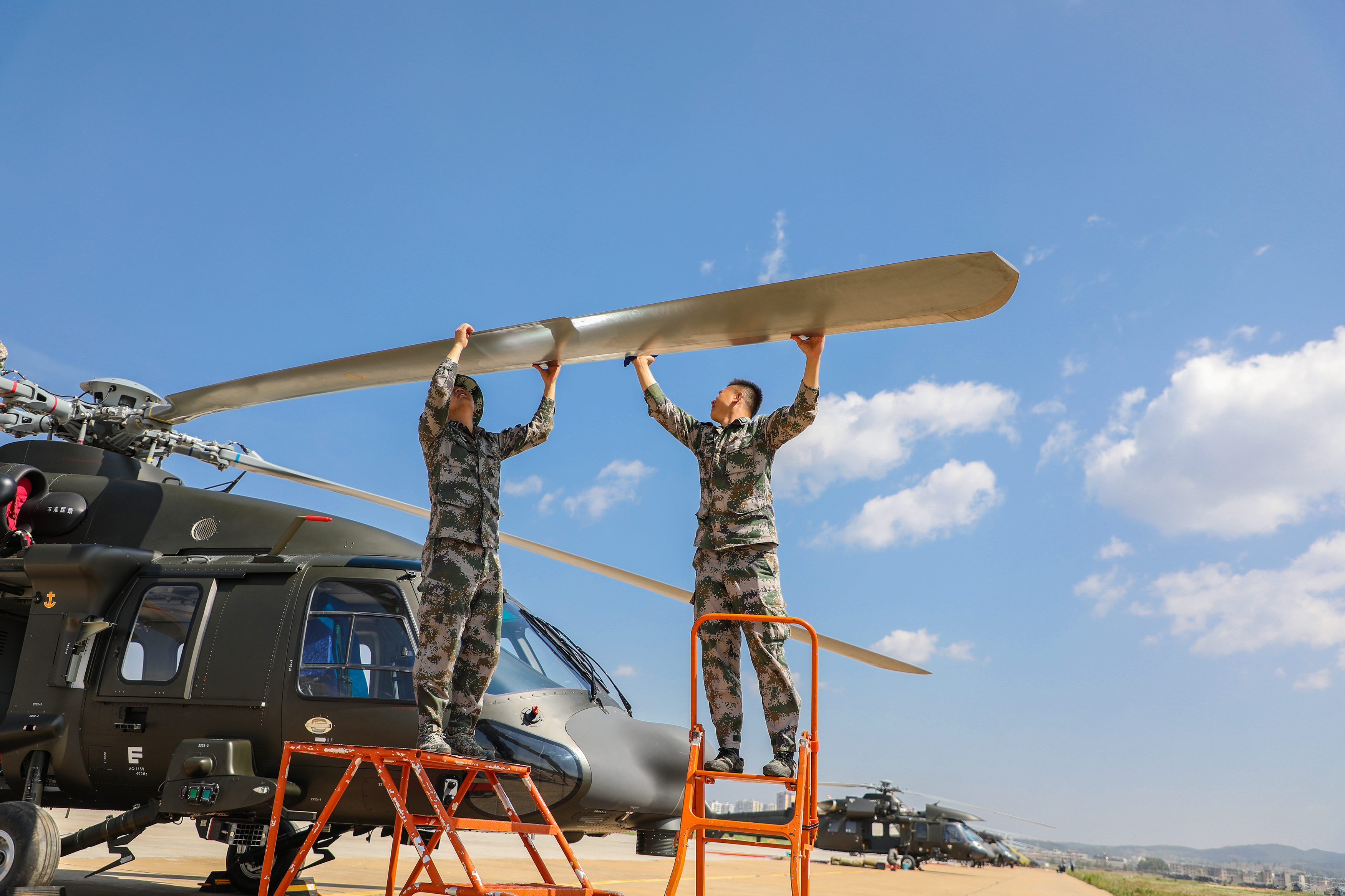 高原换季保养看机务兵如何让战鹰焕发战斗力