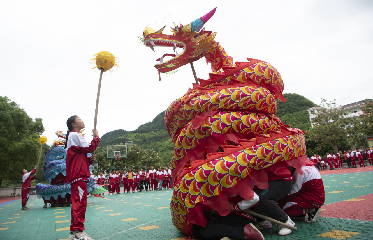 贵州松桃非遗滚龙进校园