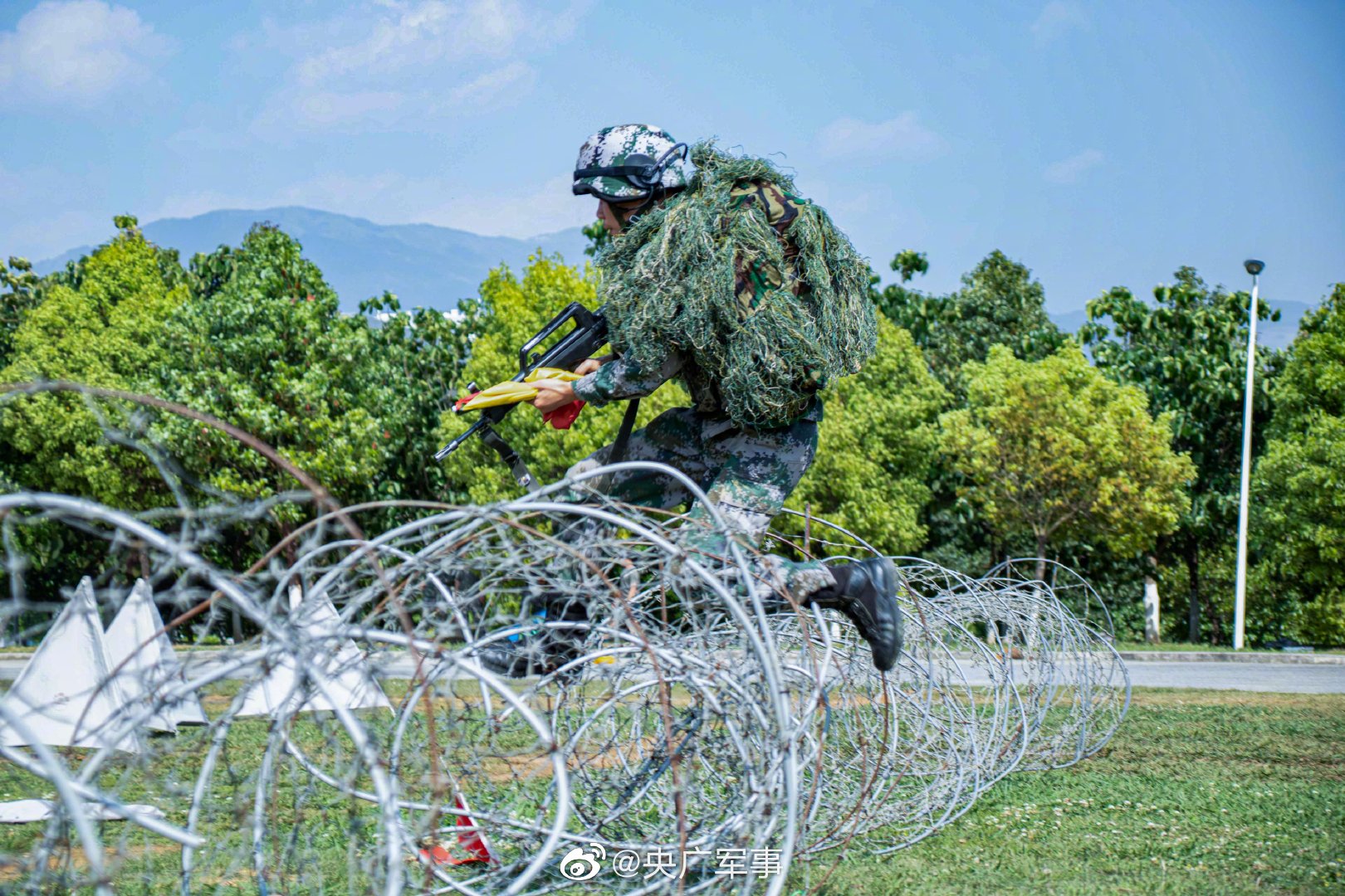 直击练兵场单兵单装演练燃