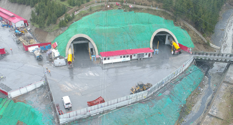 甘肃渭武高速木寨岭特长隧道主洞决定性进展突破公路隧道建设史上罕见