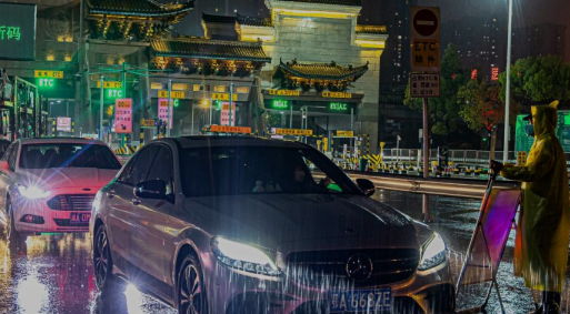 【2022·劳动创造幸福】雨夜的坚守