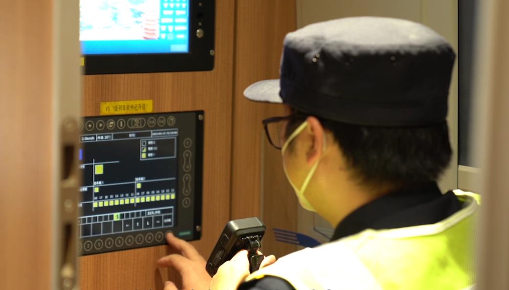 【2022·劳动创造幸福】春运路上的动车情侣