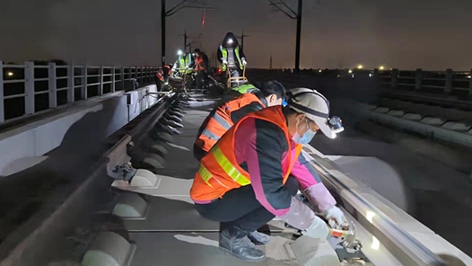 【2022·劳动创造幸福】挑灯夜战施工忙