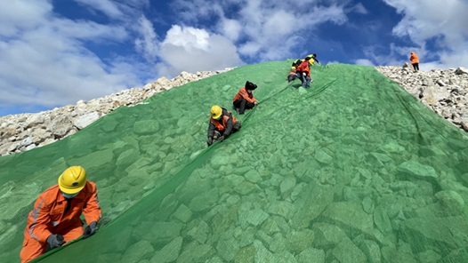 【2022·劳动创造幸福】职工齐上阵为矿山添“绿”降尘