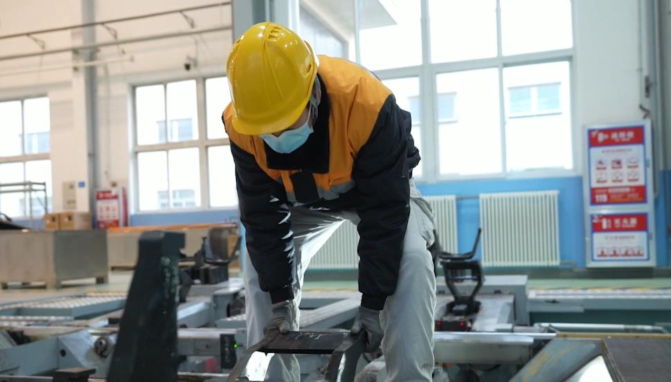 【2022·劳动创造幸福】虎虎生威的动车组“修脚师”