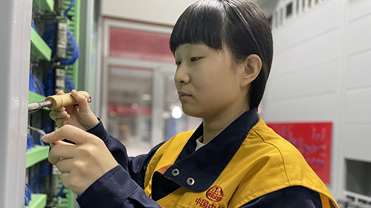 【2022·劳动创造幸福】铁路女信号工：信号机械室的“绣花师”